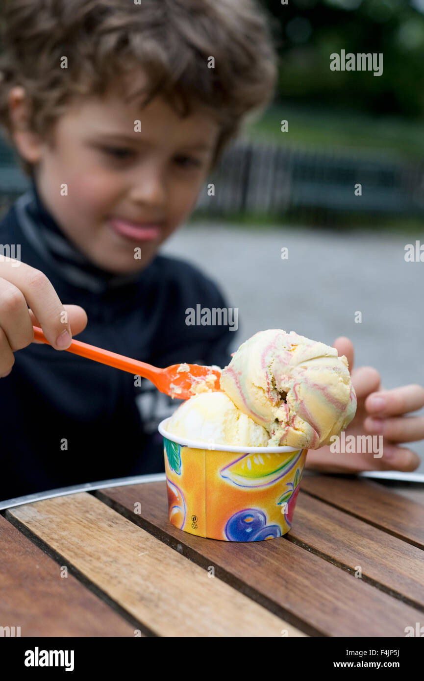 Junge, Eis essen, aus Karton Stockfoto