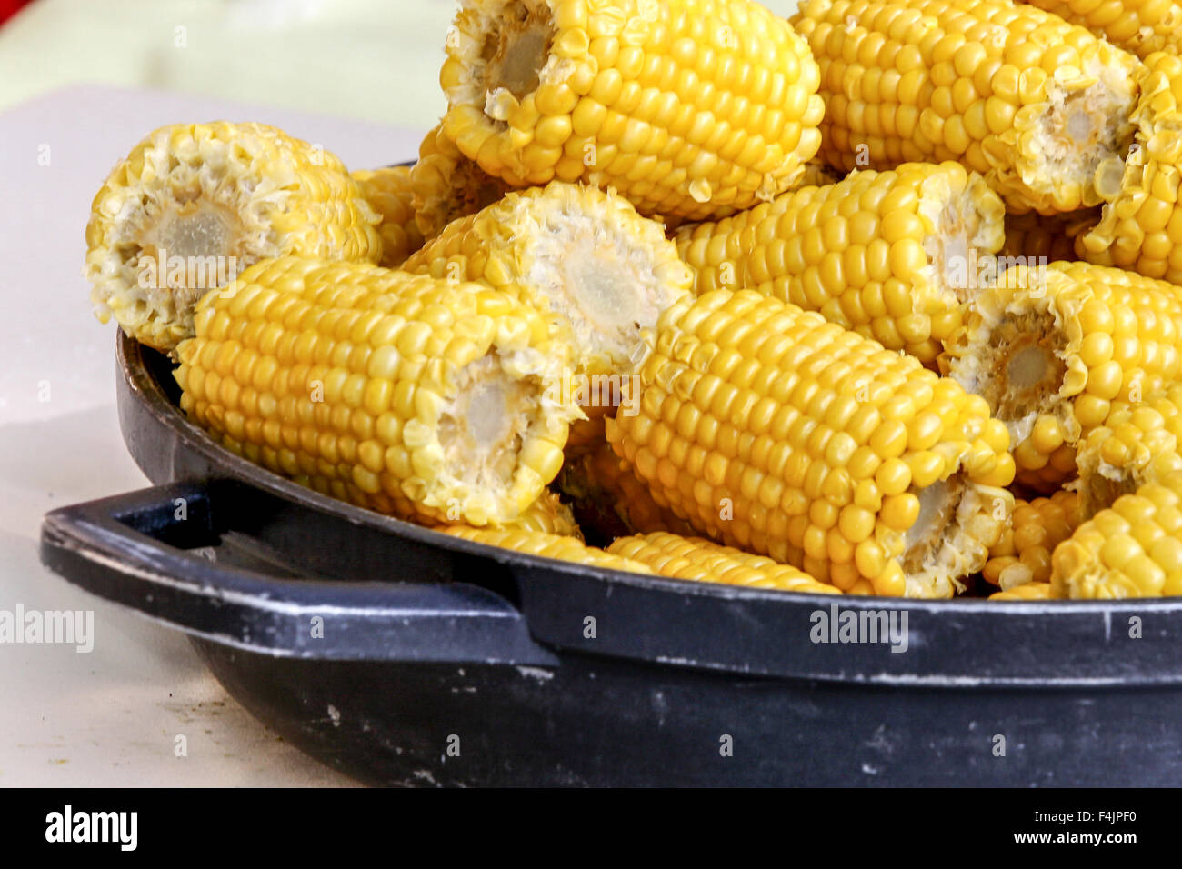 Ein Gericht aus gekochten Maiskolben Stockfoto