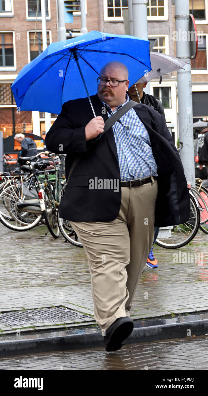 Fahrräder im Regen Nieuwmarkt Amsterdam Niederlande, Holland Niederländisch Stockfoto