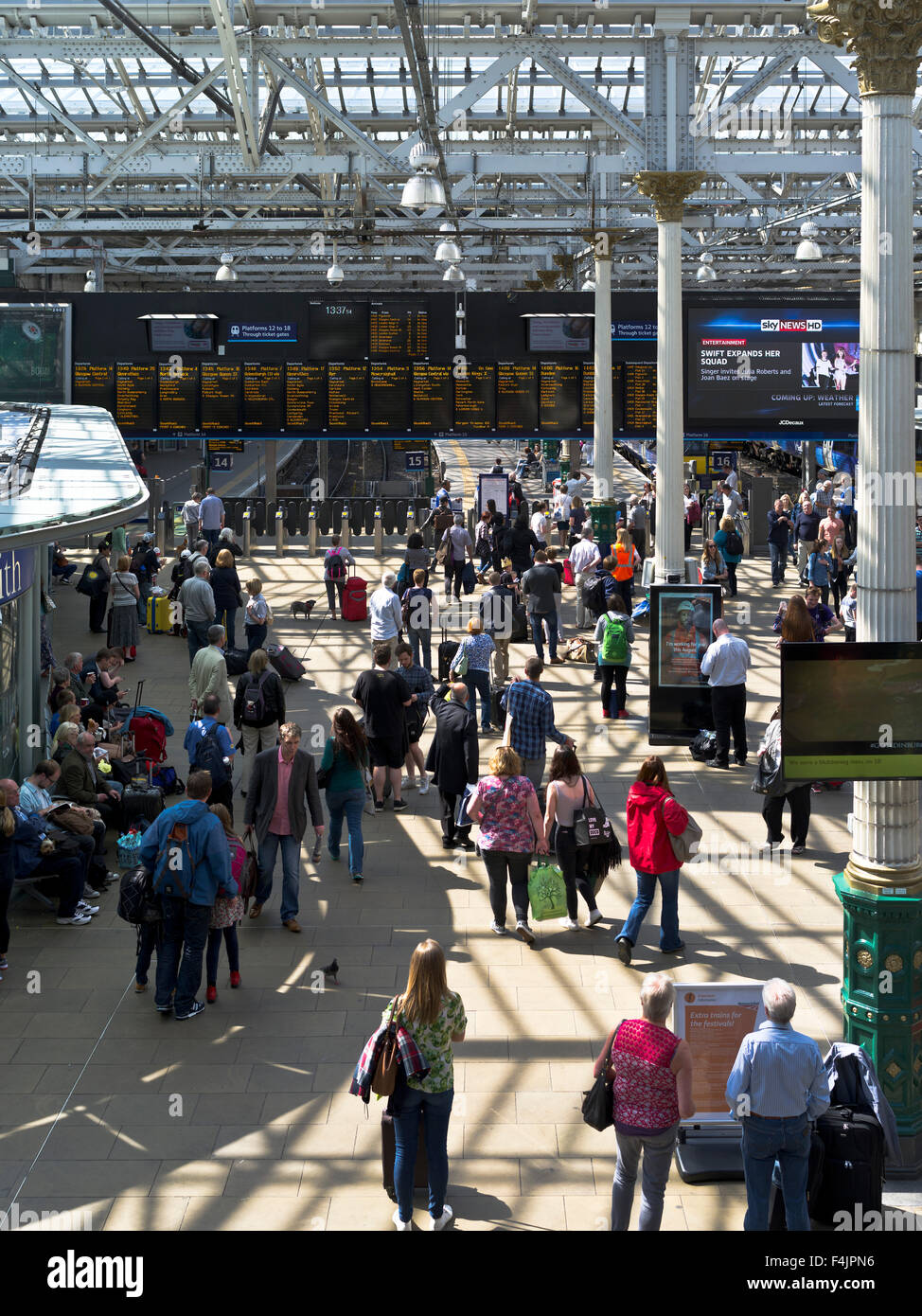 dh Waverley Station WAVERLEY EDINBURGH Railway Passagiere Concourse Zug Menschen beschäftigt schottland Pendler im Inneren Stockfoto