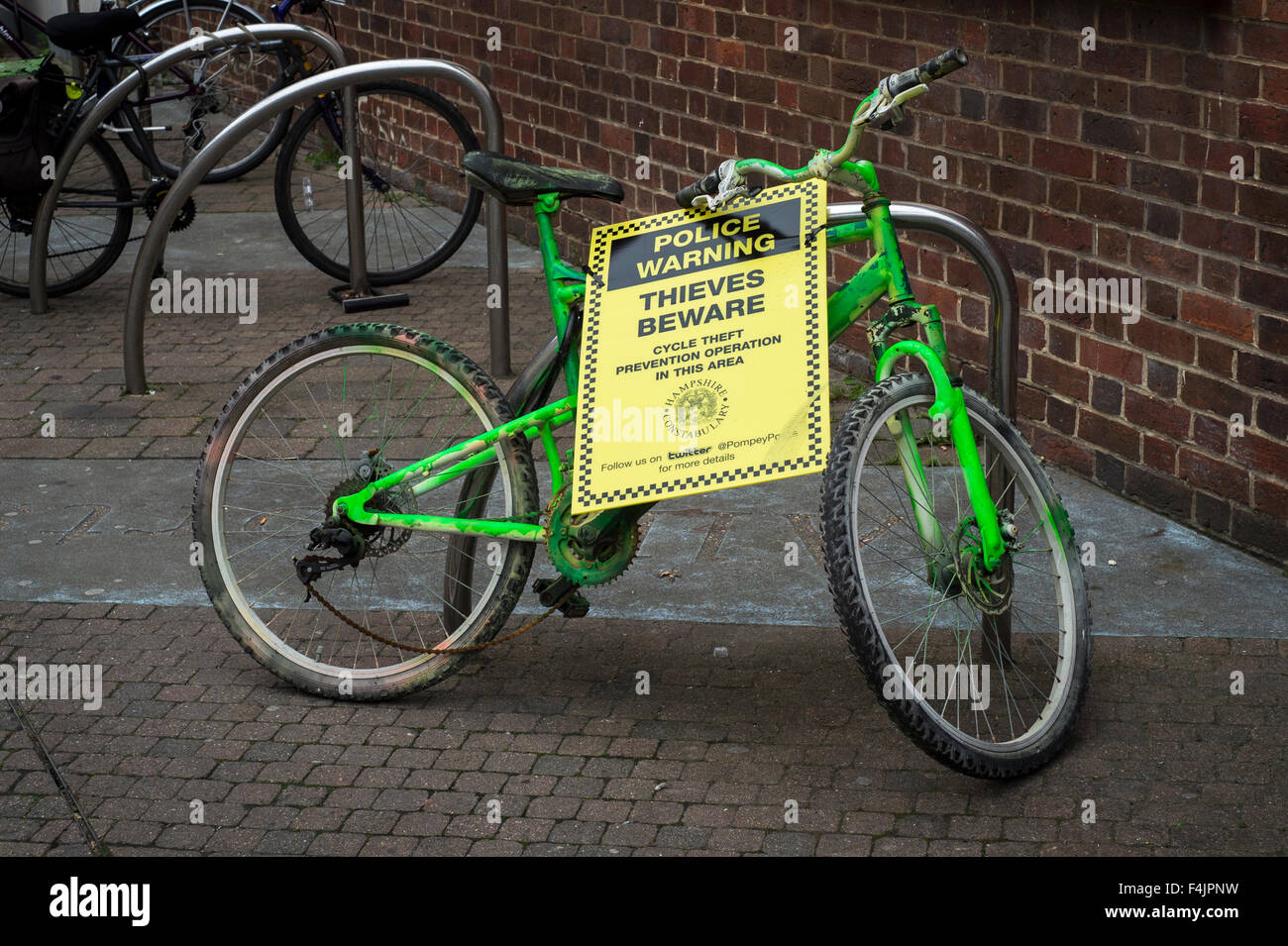 Fahrrad mit einem Polizei Warnung Vorsicht Diebe Schild angebracht. Stockfoto