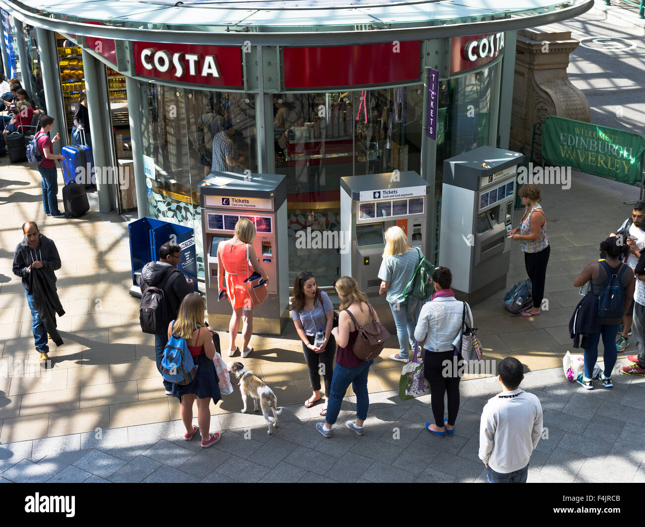 dh Waverley Station WAVERLEY EDINBURGH Railway Passagiere Zug Ticket-Maschine schottland uk Menschen Stockfoto