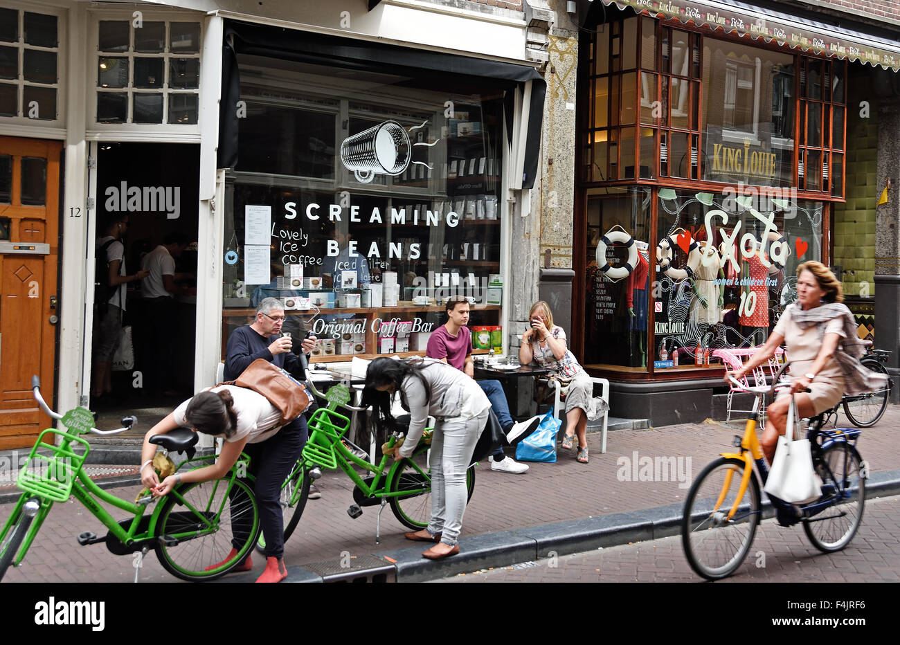 Menschen beim Einkaufen kleine bars Boutiquen (de Negen Straatjes - neun kleinen Straßen) Jordaan-Viertel von Amsterdam Niederlande Stockfoto