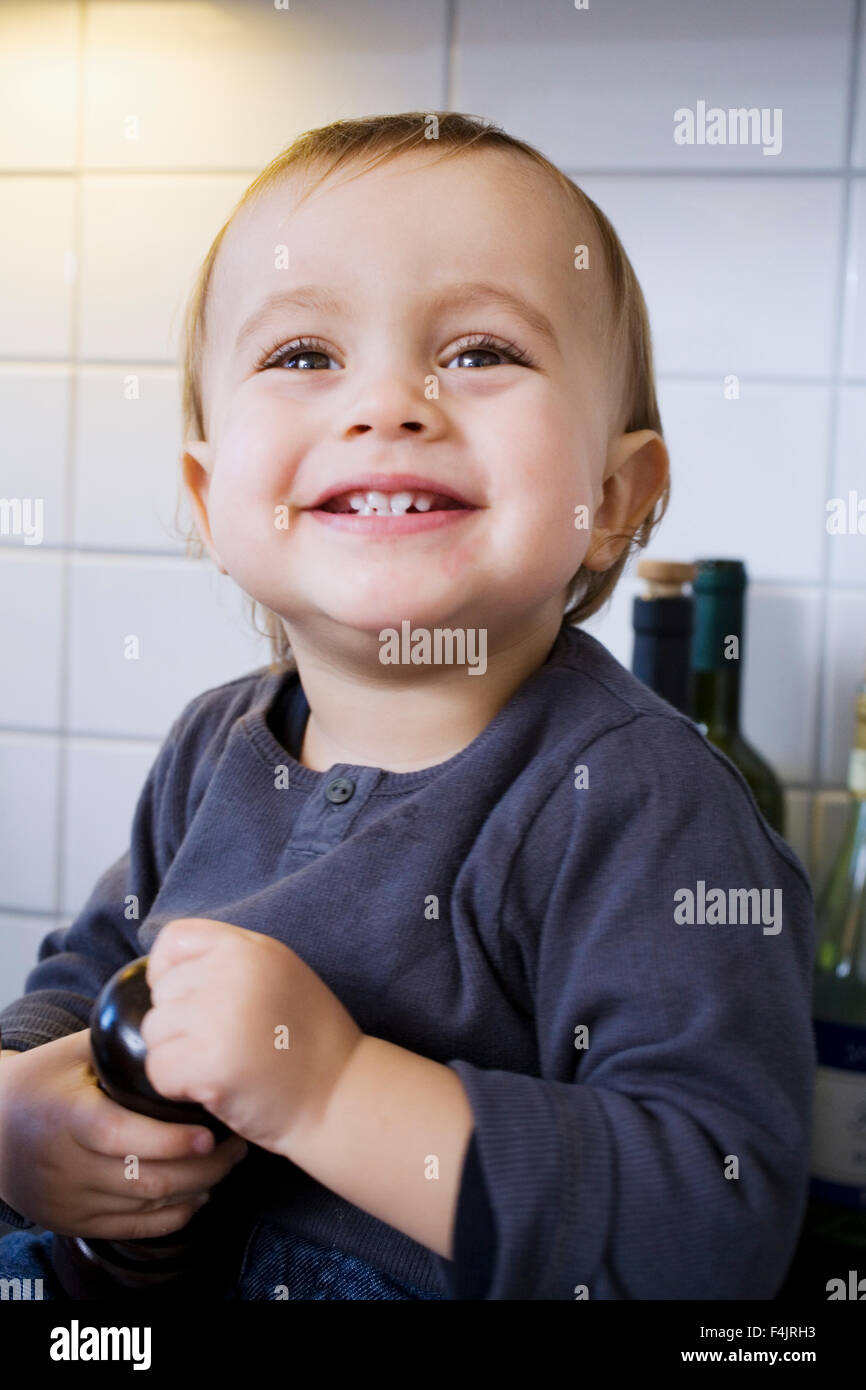 Kleiner Junge in Küche mit Salz oder Pfeffer shaker Stockfoto