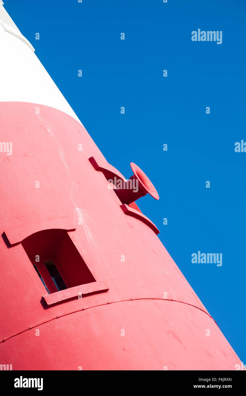 Detail mit Nebelhorn aus Portland Leuchtturm kontrastierenden gegen blauen Himmel, Portland Bill, Dorset im Oktober hautnah Stockfoto