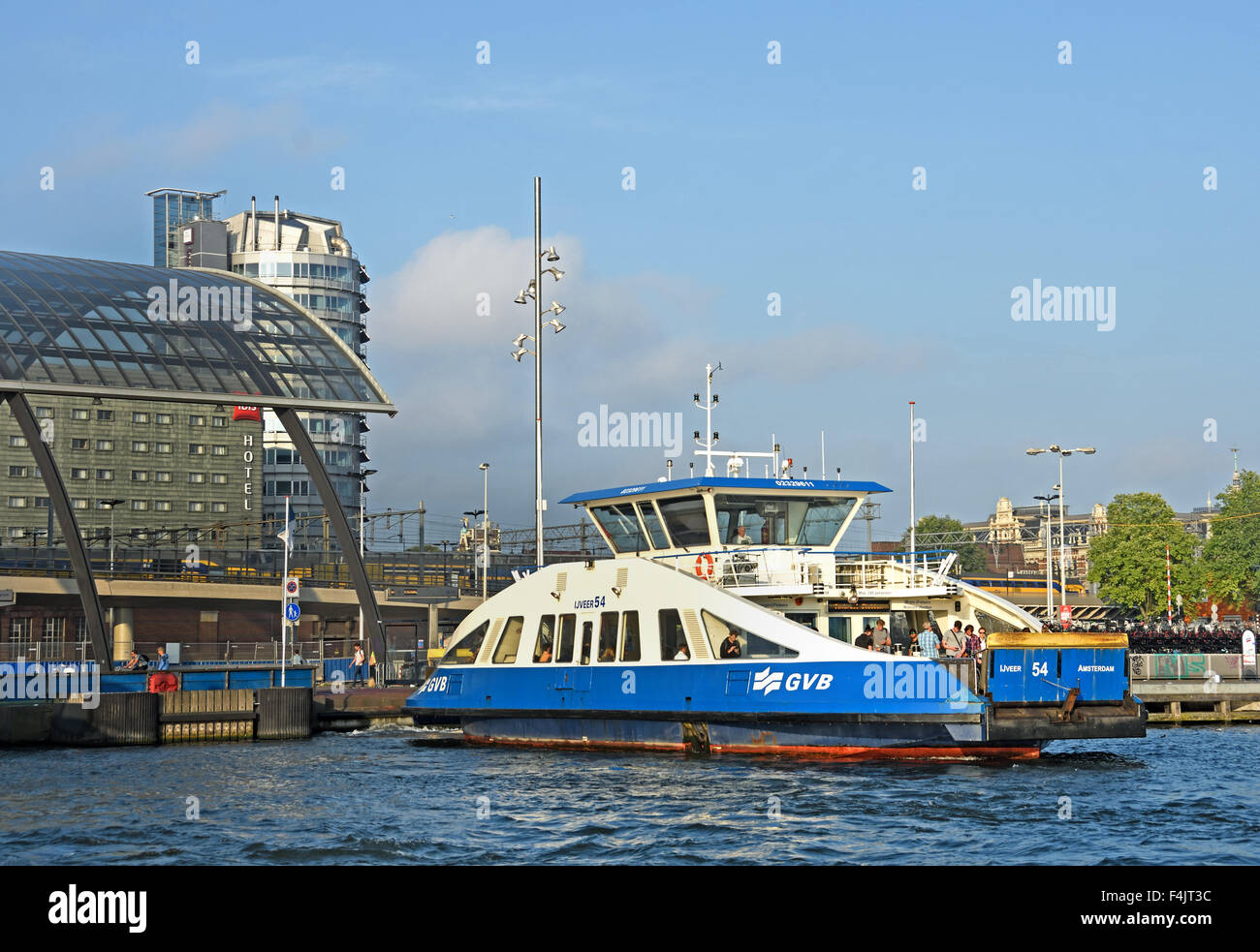 Fähre (IJveer) IJ Port Hafen Hauptbahnhof Amsterdam öffentliche Verkehrsmittel Transport Reisen Niederlande Stockfoto