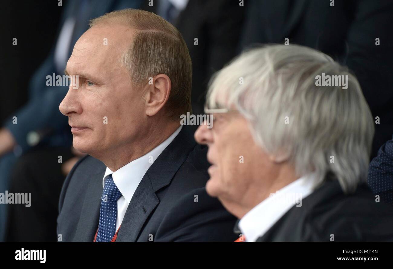 Der russische Präsident Vladimir Putin sitzt mit Promoter Bernie Ecclestone in der Formel 1 russische Grand Prix 2015 11. Oktober 2015 in Sotschi, Russland. Stockfoto