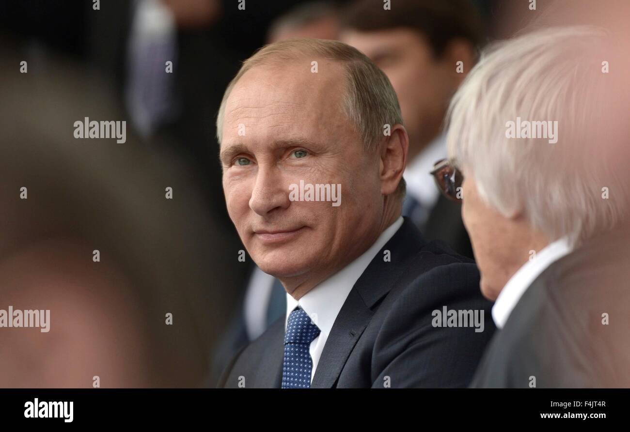 Der russische Präsident Vladimir Putin sitzt mit Promoter Bernie Ecclestone in der Formel 1 russische Grand Prix 2015 11. Oktober 2015 in Sotschi, Russland. Stockfoto