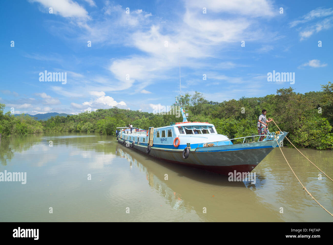 Passagier-Fähre wird vertäut in einem Kanal unter den Mangroven-Wäldern auf Kadan Kyun, die größte Insel im Mergui Archipel Stockfoto