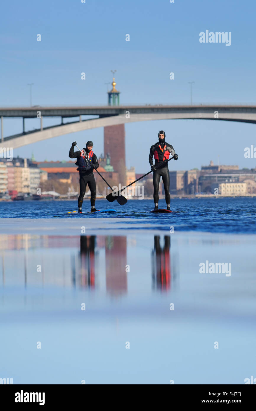 Zwei Männer stehen auf paddleboard Stockfoto
