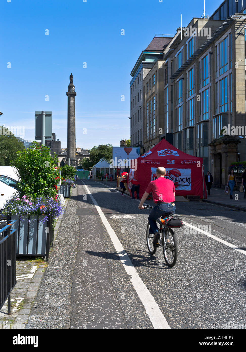 dh Radweg GEORGE STREET EDINBURGH Reiten Edinburgh Radfahren Stadt großbritannien schottland Radfahrer Sicherheit Mann Fahrrad fahren Radfahrer Stockfoto