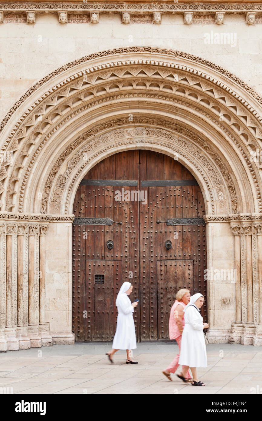 Nonnen gehen vorbei an der Kathedrale von Valencia, Spanien. Stockfoto