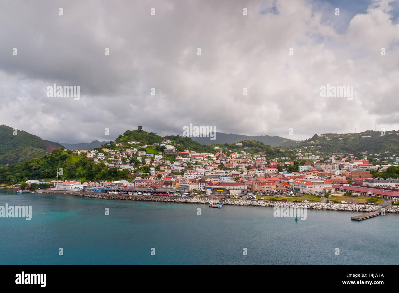 St. Georg ist vom Schiff gesehen. Von den Franzosen im Jahre 1650 erbaute ist St.-Georgs die Hauptstadt von Grenada. Stockfoto