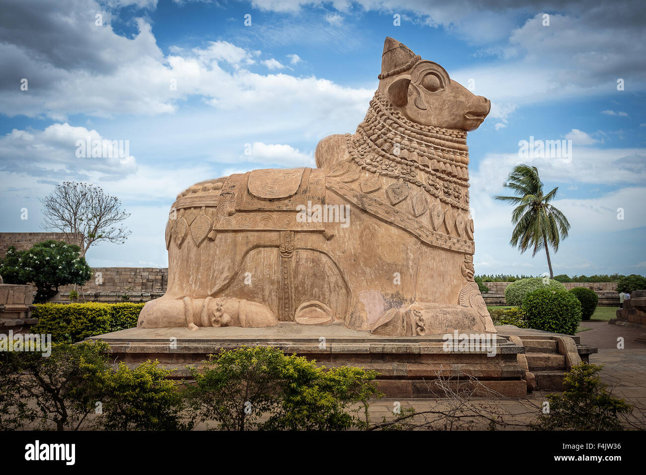 Riesigen Nandi-Stier am Eingang des alten Shiva-Tempel hinduistischen Tempel in Tamil Nadu, Indien Stockfoto