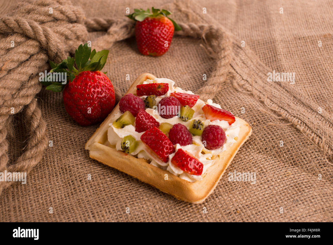 Waffeln mit Erdbeeren und Kiwi in Sahne Stockfoto