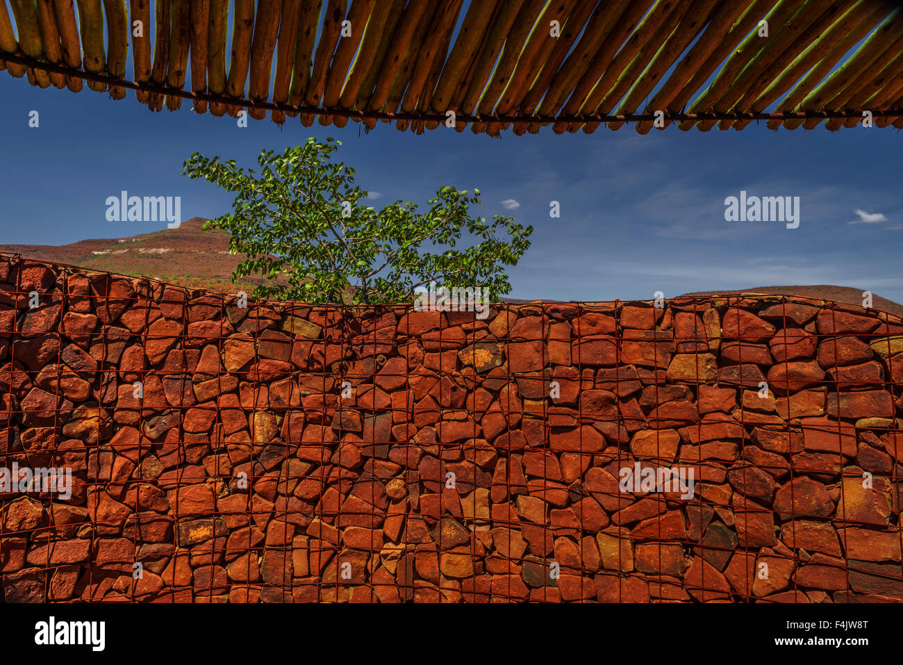 Steinmauer an der Etendeka Mountain Camp, Namibia, Afrika Stockfoto