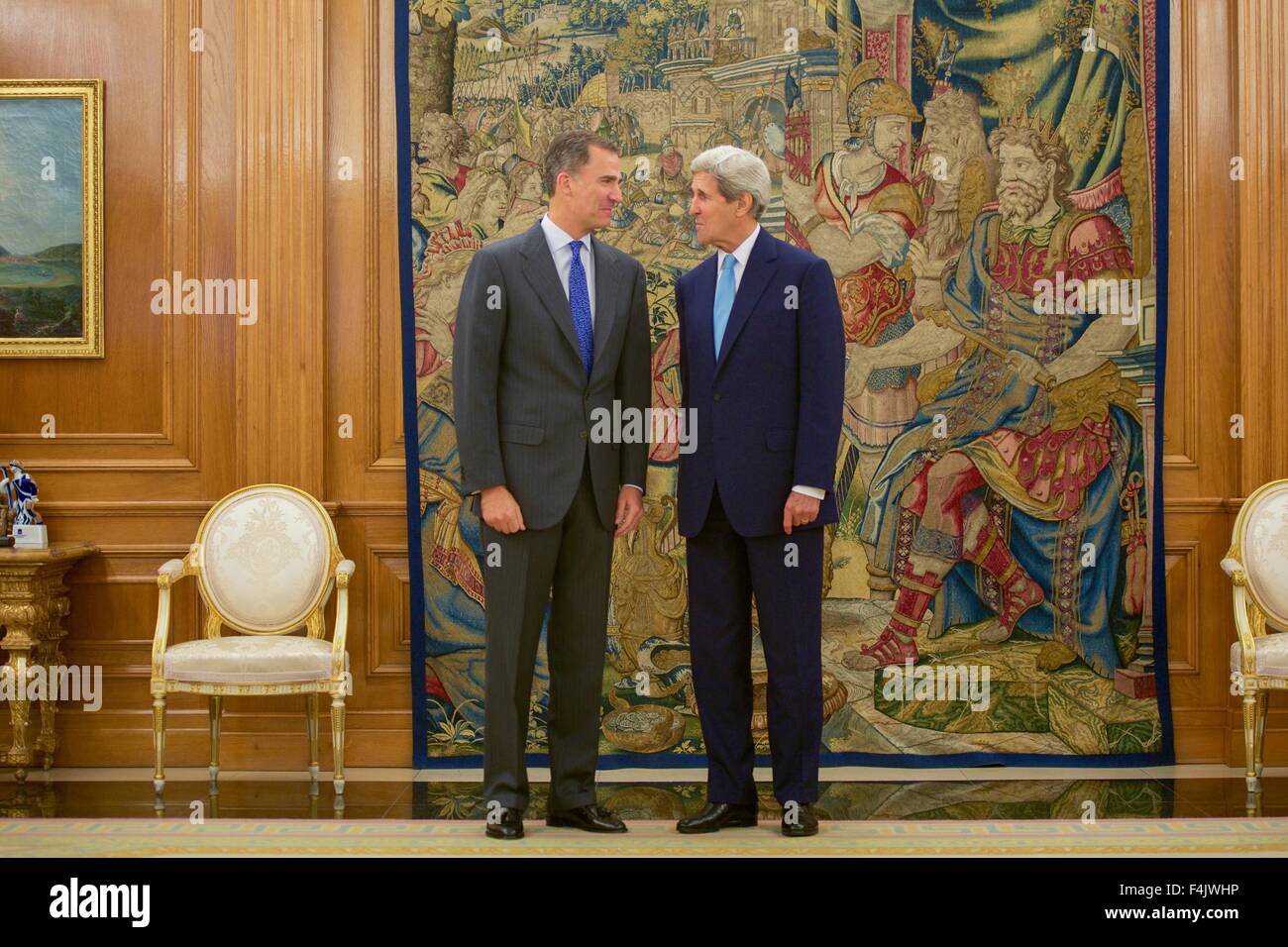 Madrid, Spanien. 19. Oktober 2015. US-Außenminister John Kerry mit König Felipe VI von Spanien vor ihrer bilateralen Treffen und Abendessen im Zarzuela-Palast 19. Oktober 2015 in Madrid, Spanien. Bildnachweis: Planetpix/Alamy Live-Nachrichten Stockfoto