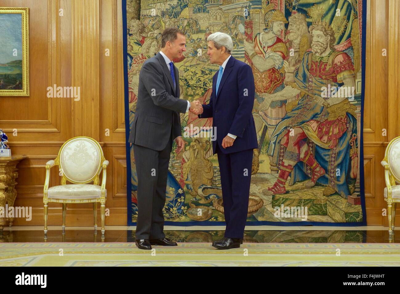 Madrid, Spanien. 19. Oktober 2015. US-Außenminister John Kerry mit König Felipe VI von Spanien vor ihrer bilateralen Treffen und Abendessen im Zarzuela-Palast 19. Oktober 2015 in Madrid, Spanien. Stockfoto