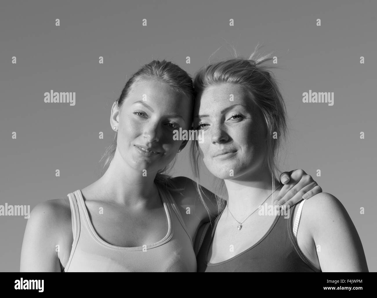 Zwei Frauen stehen mit Arm herum, Porträt Stockfoto