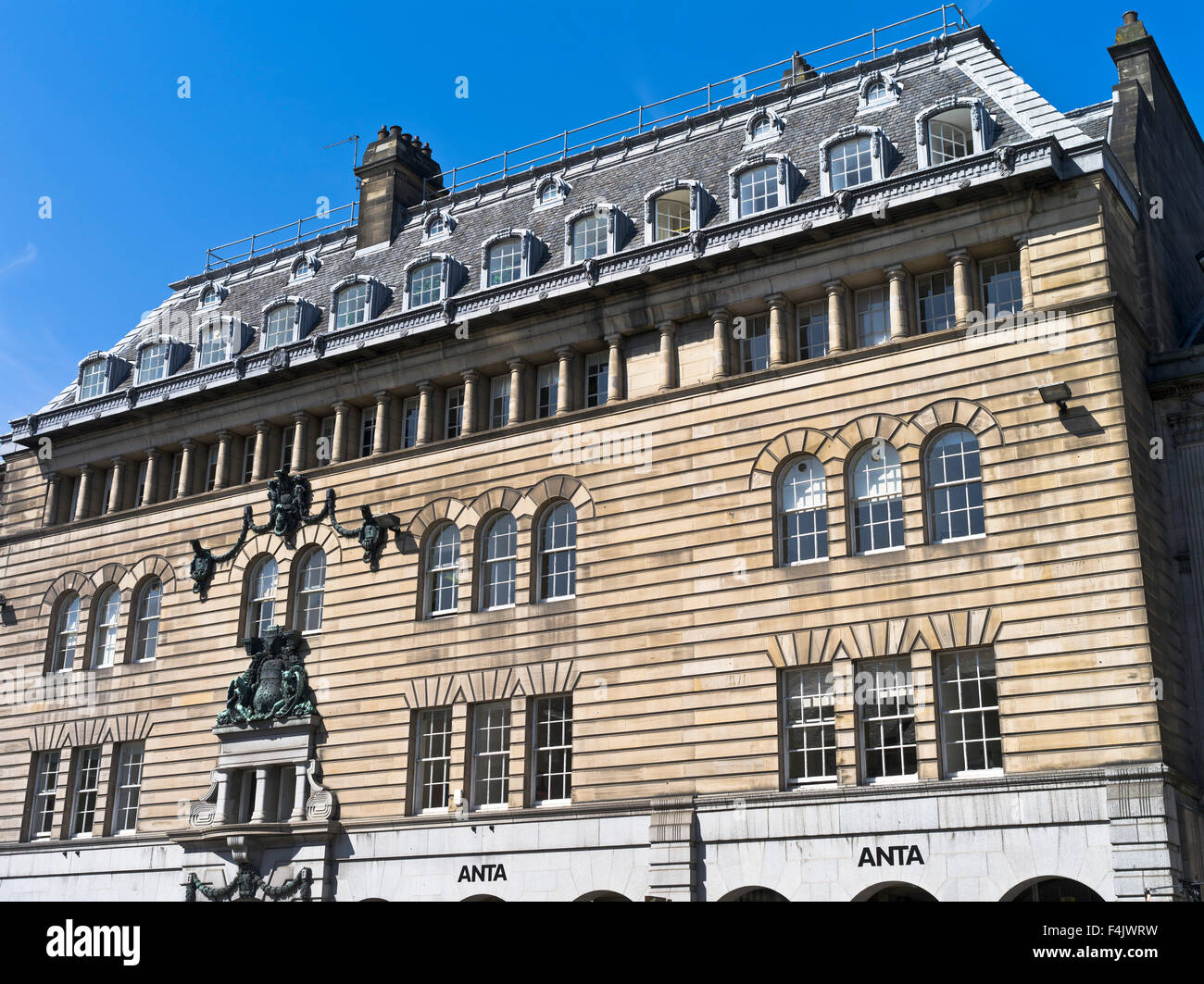 Dh neue Stadt GEORGE STREET EDINBURGH Anta store Kirche von Schottland Edinburgh Gebäudes georgianischen Gebäuden Stockfoto