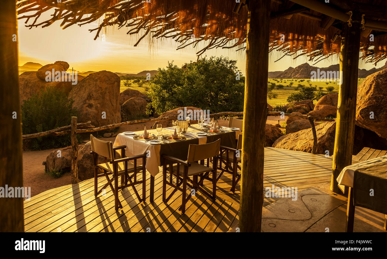 Tisch decken für das Abendessen im Twyfelfontein Country Lodge, Namibia, Afrika Stockfoto