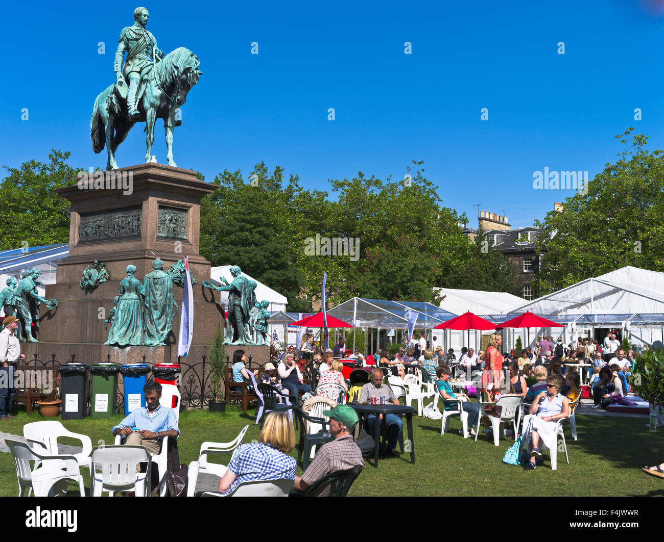 dh Edinburgh Book Festival CHARLOTTE SQUARE EDINBURGH Menschen entspannen im Edinburgh Park Sonnenschein internationale Festivals Stockfoto