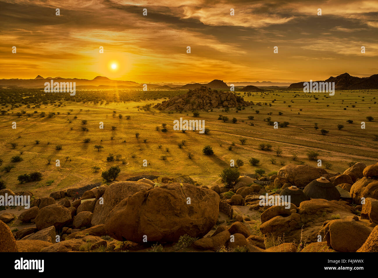 Sunset Landschaft durch die Twyfelfontein Country Lodge, Namibia, Afrika Stockfoto