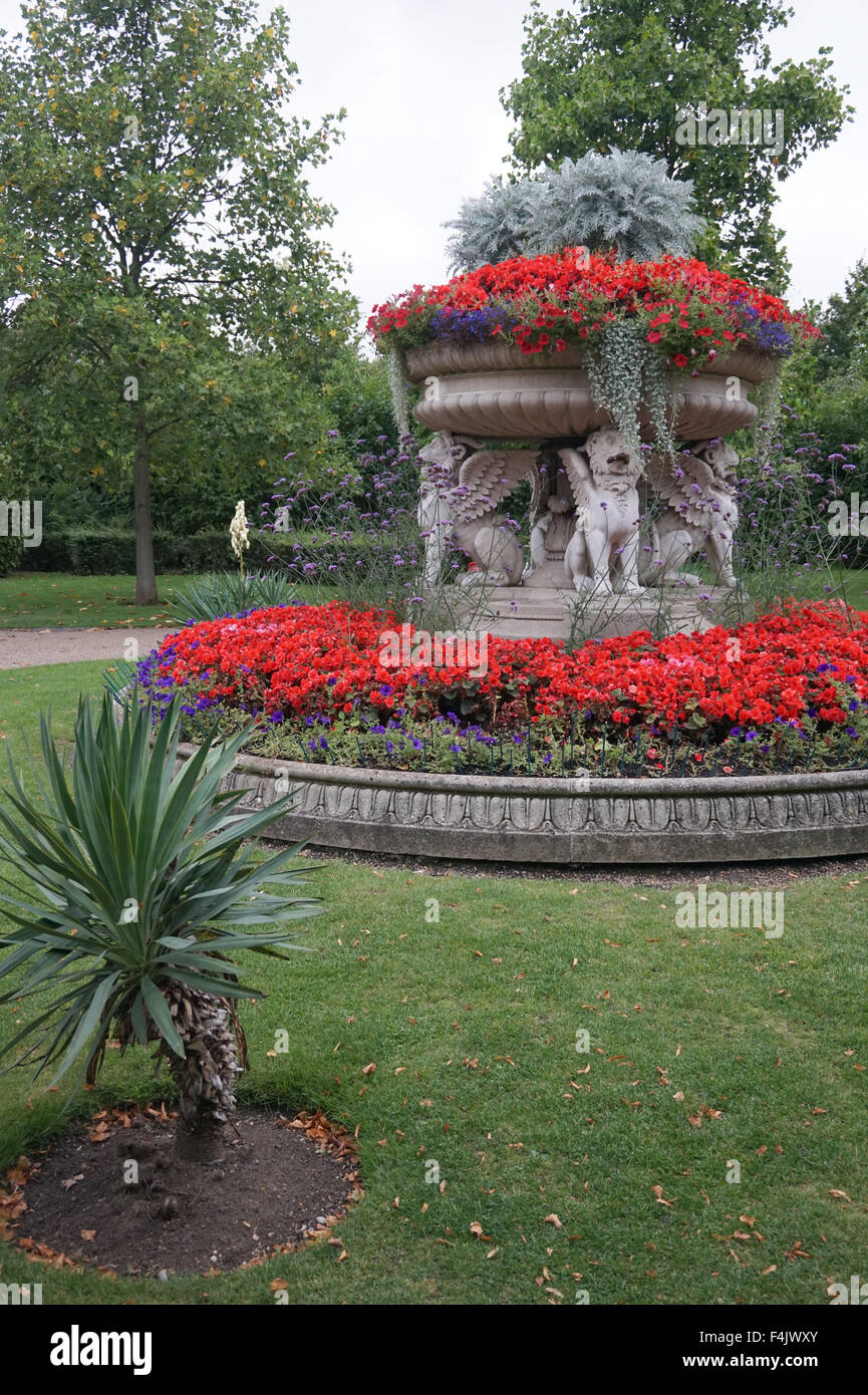 Blumen und Ornamente in den Gärten am Regents Park, London, England, UK Stockfoto