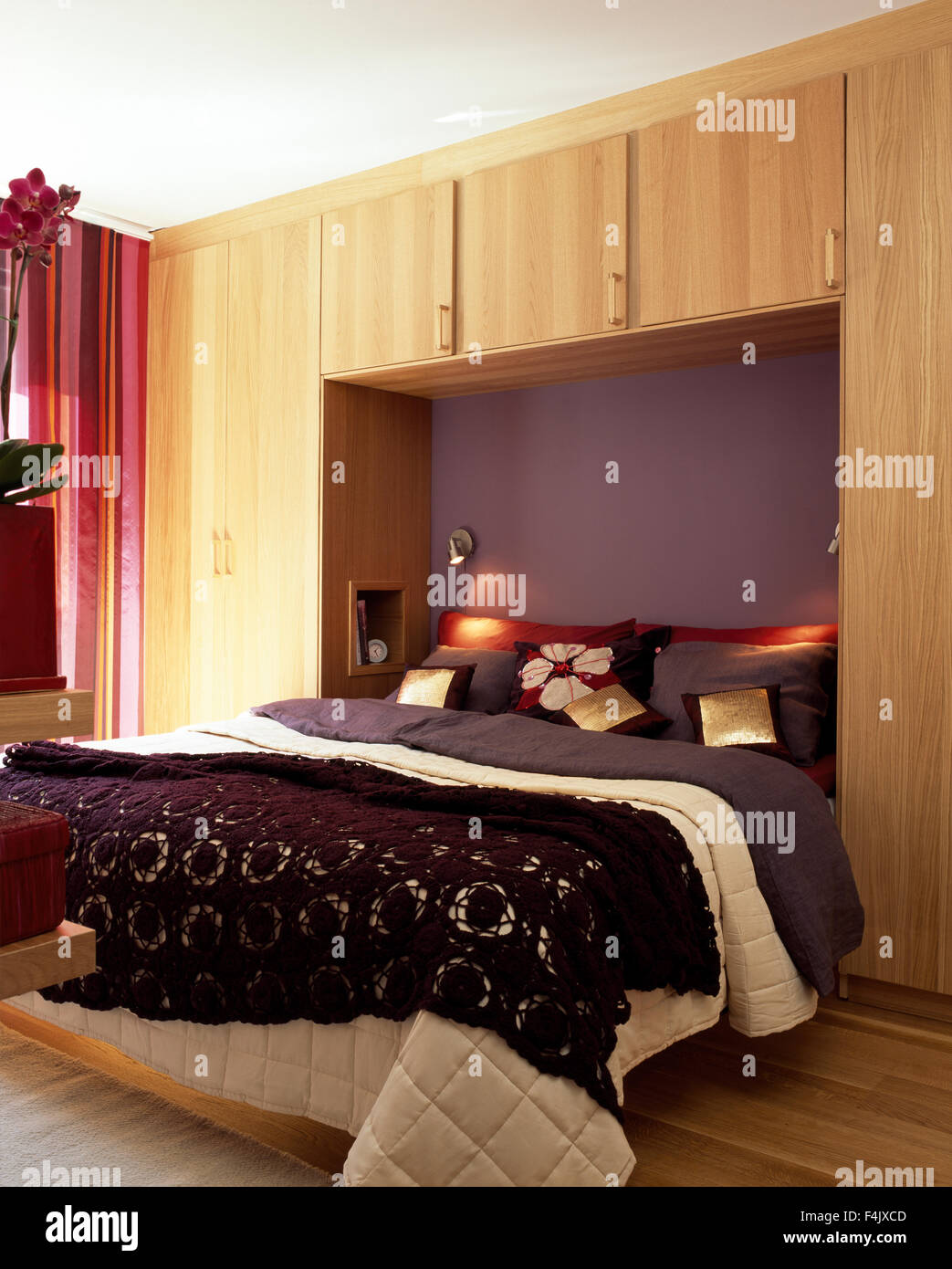 Schlafzimmer mit großem Bett Stockfoto