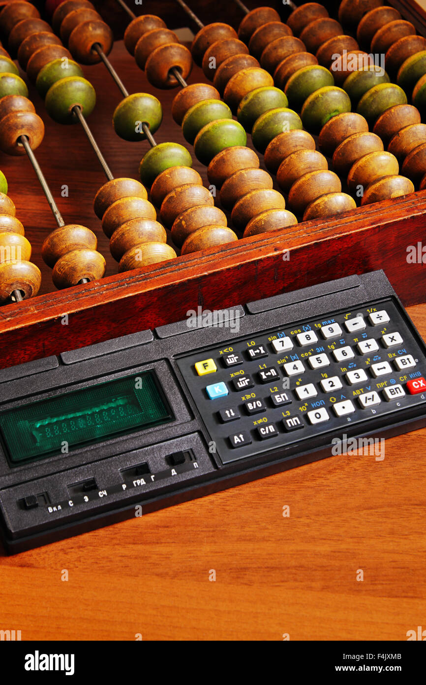 Retro-Rechner. Hölzerne Abacus und mathematische Rechner vom 20. Jahrhundert. Stockfoto