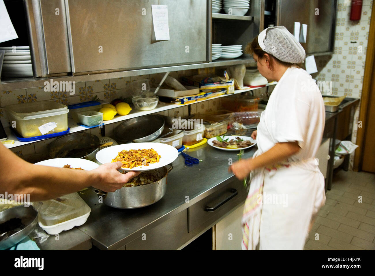 Küchenpersonal in einem lokalen restaurant Stockfoto