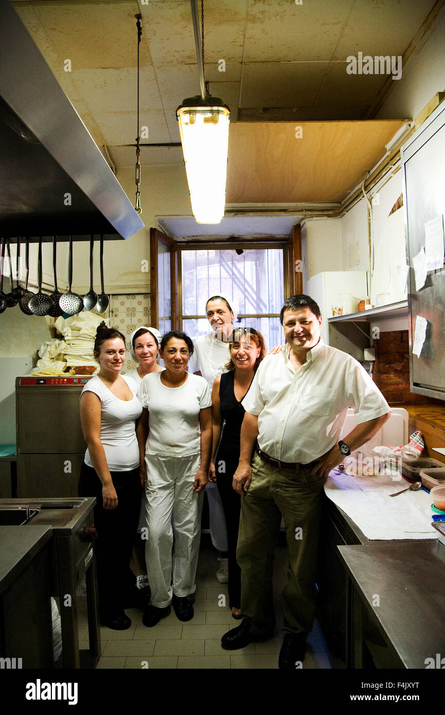 Porträt des kleinen Restaurantbesitzer und das Personal Stockfoto