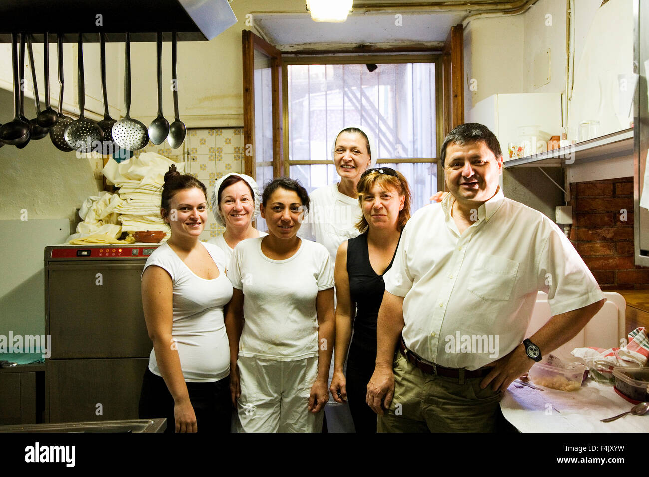 Porträt des kleinen Restaurantbesitzer und das Personal Stockfoto