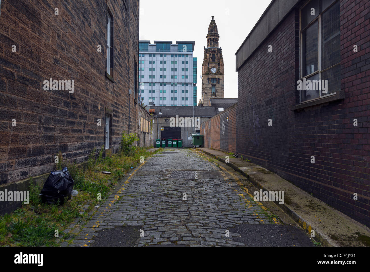 Blick auf die Douglas Lane in Richtung St. Vincent Street Church, Glasgow City Centre, Schottland, Großbritannien Stockfoto