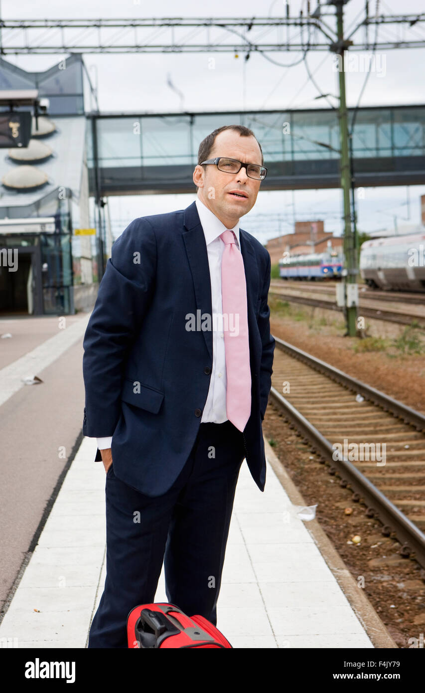 Geschäftsmann Zug warten Stockfoto