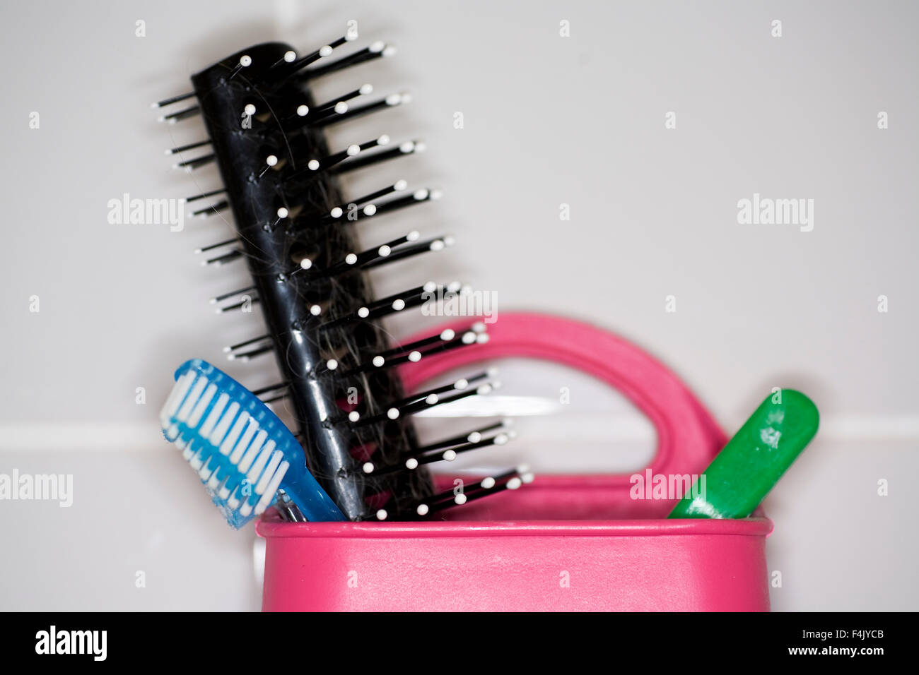 Nahaufnahme von Zahnbürste und Haarbürste Stockfoto