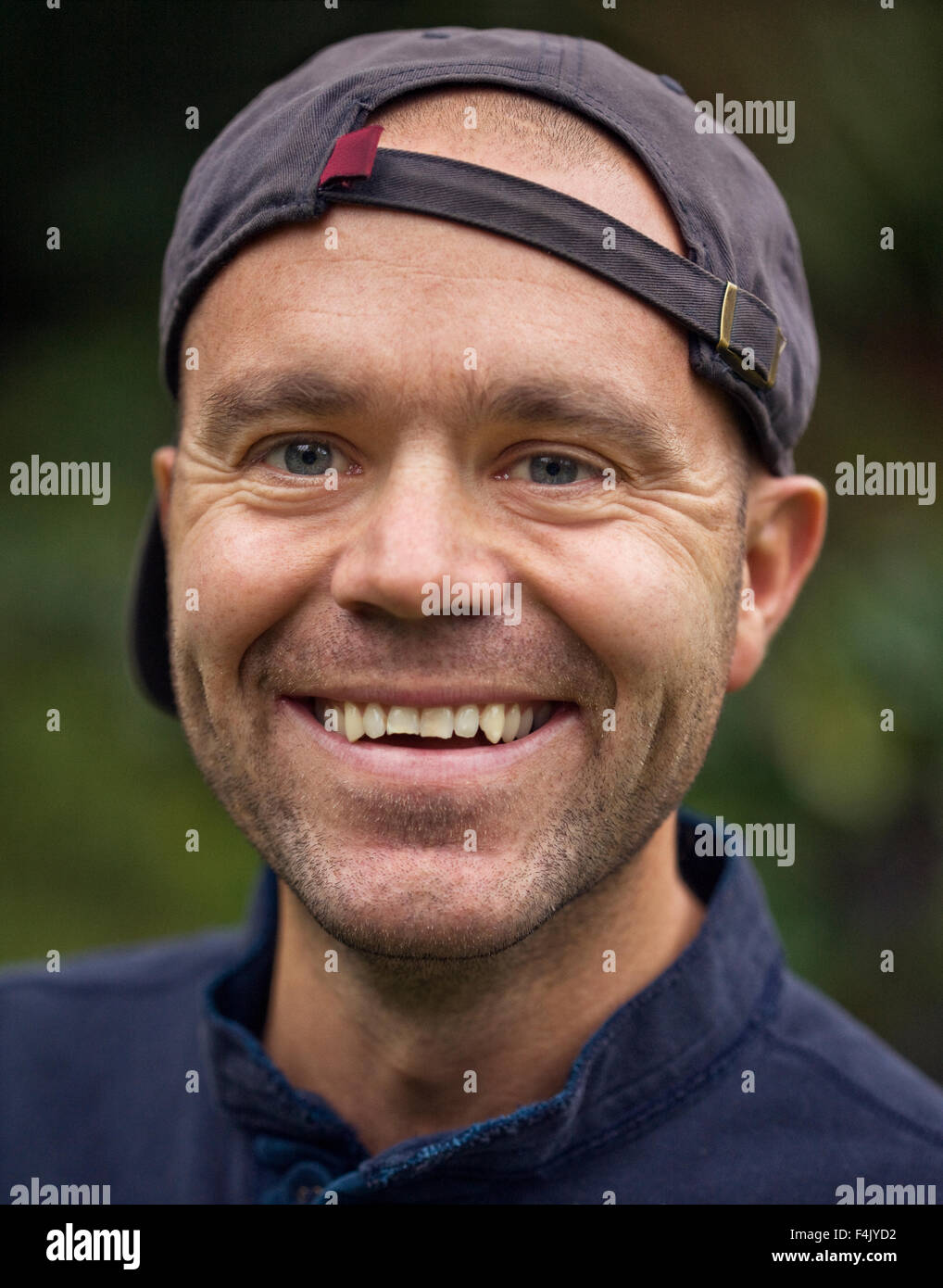 Porträt von Mitte erwachsener Mann lächelnd Stockfoto