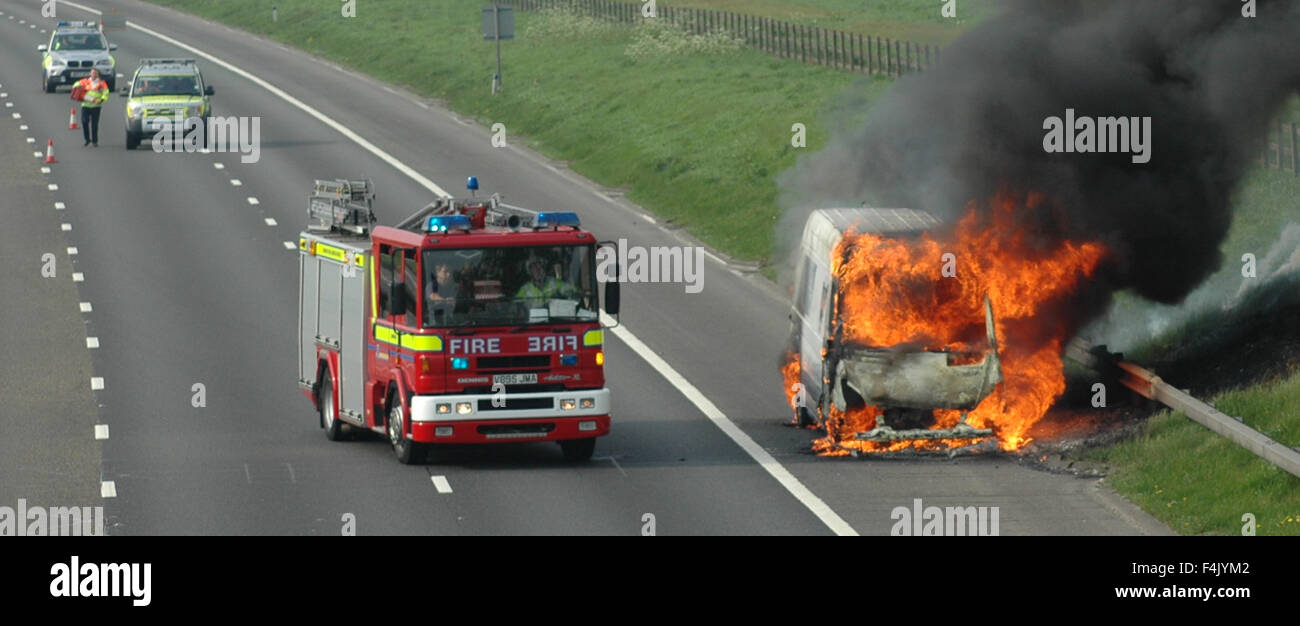 Feuerwehrleute aus einem van Feuer auf der Autobahn Stockfoto