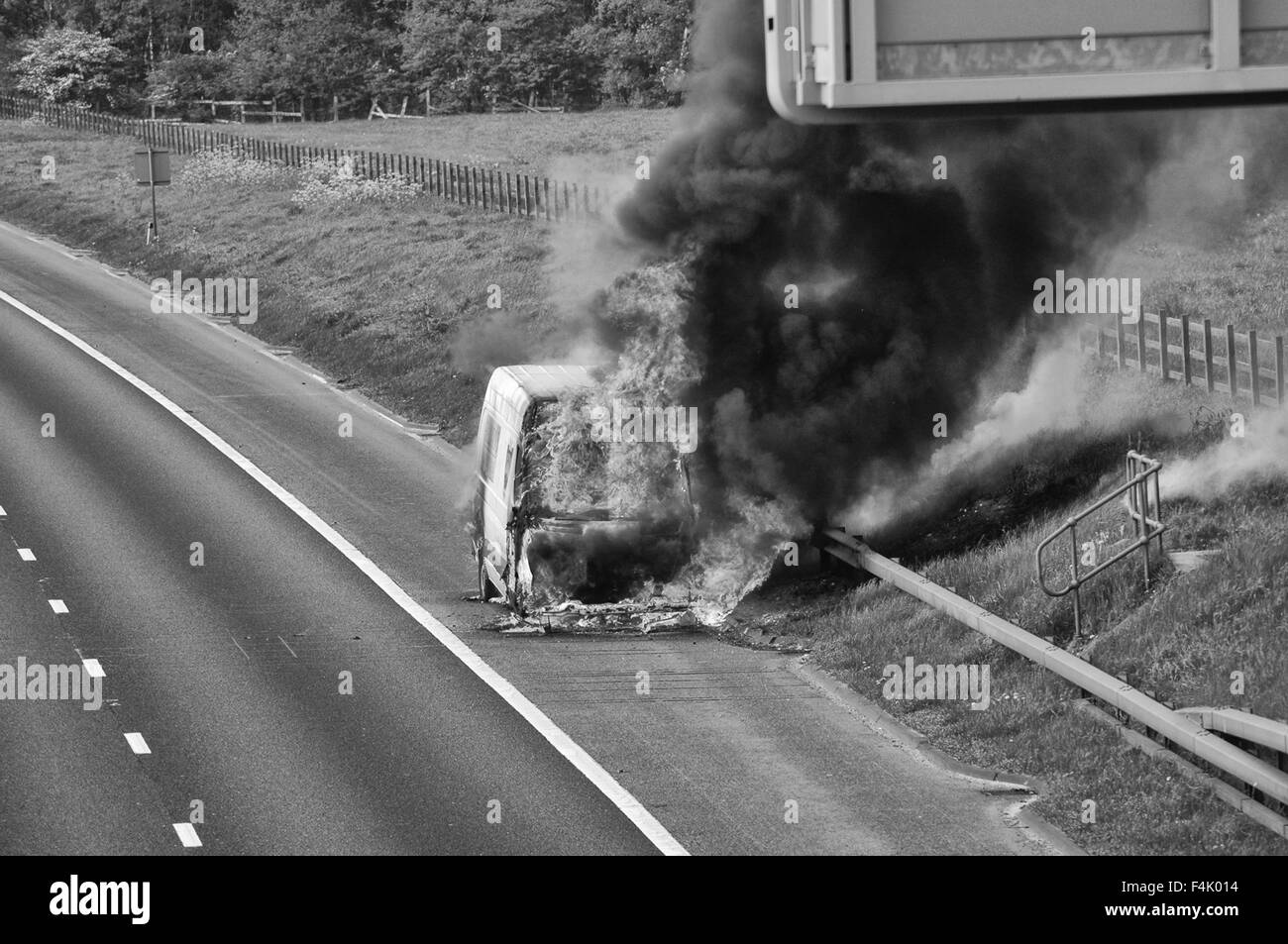 Feuerwehrleute aus einem van Feuer auf der Autobahn Stockfoto