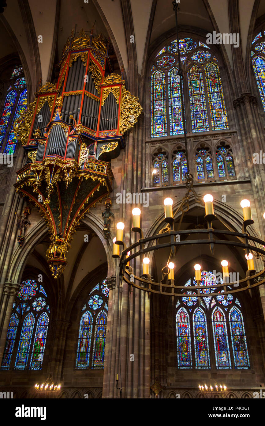 Orgel und Buntglas-Fenster in der Kathedrale unserer lieben Frau von Straßburg / Cathédrale Notre-Dame de Strasbourg, Frankreich Stockfoto