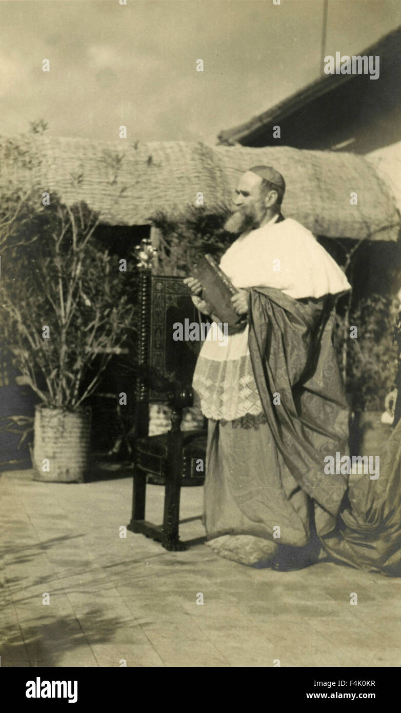 Priester mit Buch in der Hand, Italien Stockfoto