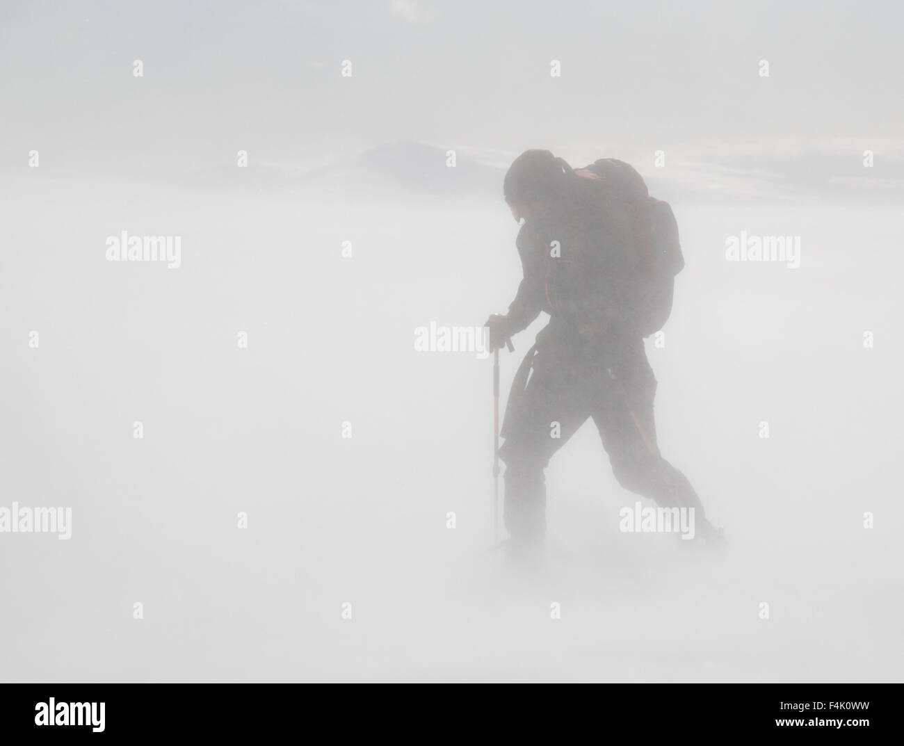 Skitourengeher in einem Schneesturm auf einem norwegischen Berg Stockfoto