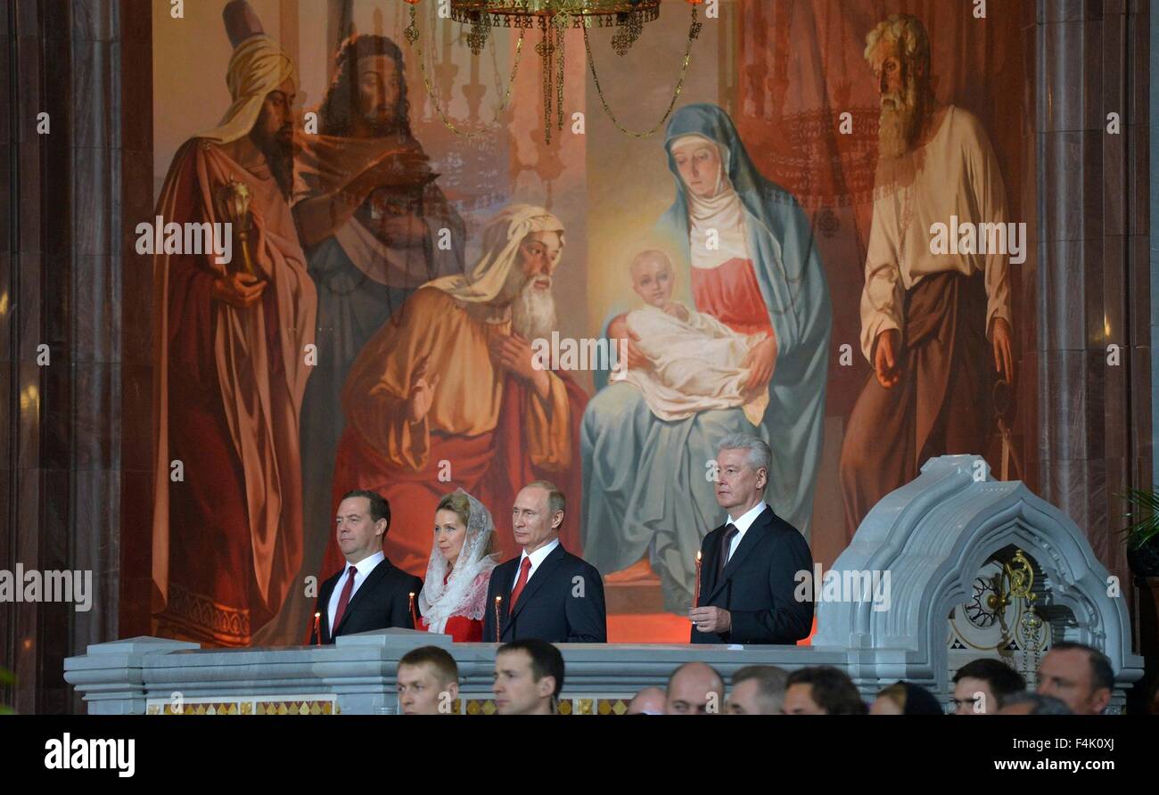 Der russische Präsident Vladimir Putin besucht einen Ostergottesdienst in der Kathedrale von Christus dem Erlöser 12. April 2015 in Moskau, Russland. Mit Putin sind (L, R): Premierminister Dmitry Medvedev, seine Ehefrau Swetlana Medwedewa und Moskauer Bürgermeister Sergei Sobyanin. Stockfoto