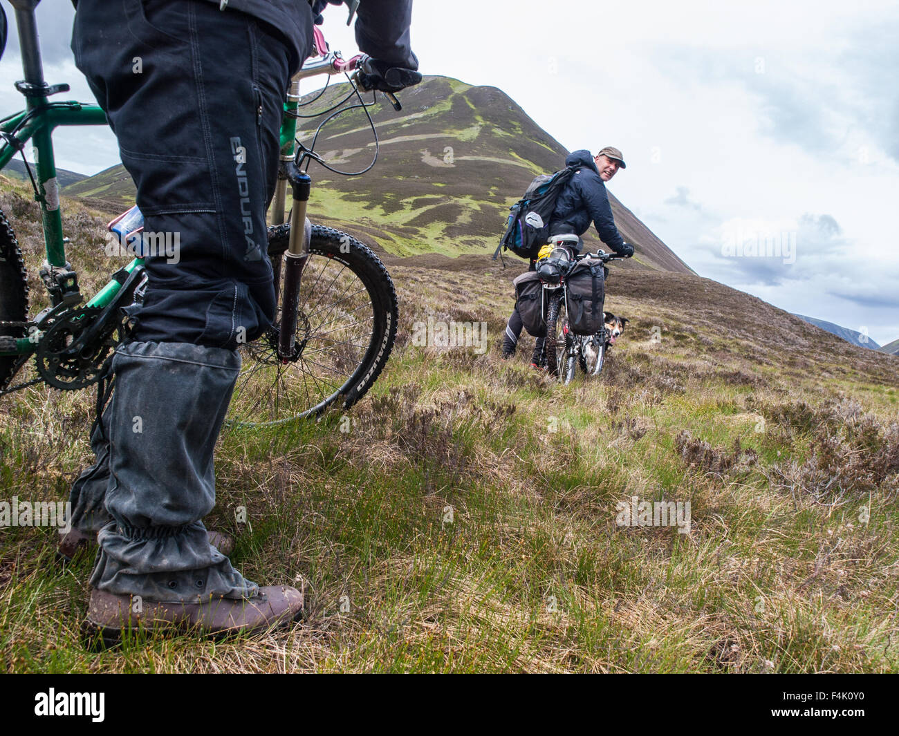 Fahrrad-Verpackung in den Gaick Pass, Cairngorms National Park, Schottland Stockfoto