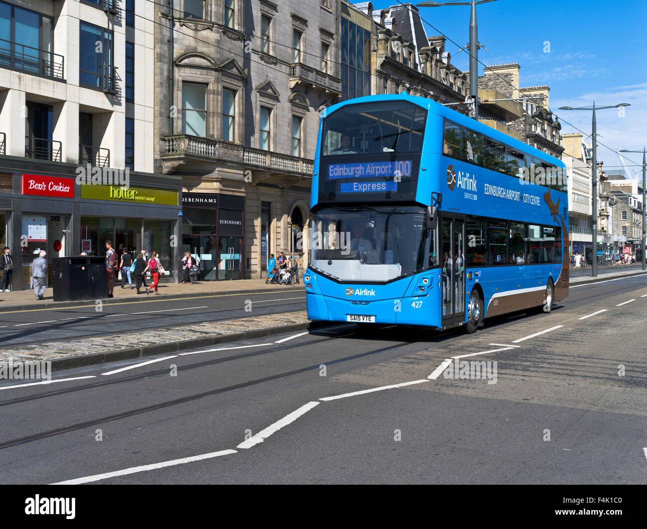 dh PRINCES STREET EDINBURGH Edinburgh Airport Express bus Stockfoto