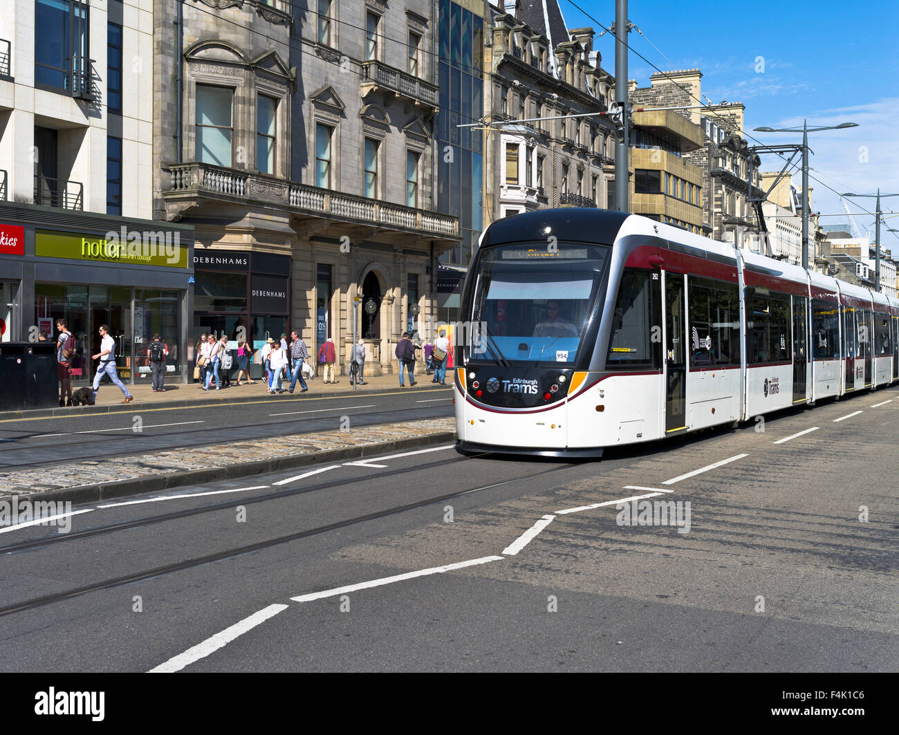 dh PRINCES STREET EDINBURGH Edinburgh moderne Straßenbahn Straßenbahnen uk Stockfoto