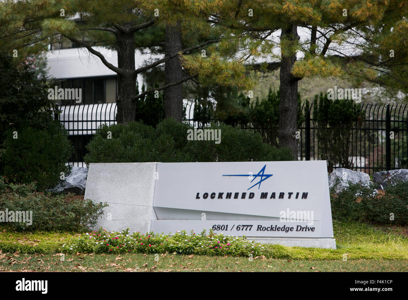 Ein Logo Zeichen außerhalb der Hauptsitz von Lockheed Martin in Bethesda, Maryland am 18. Oktober 2015. Stockfoto