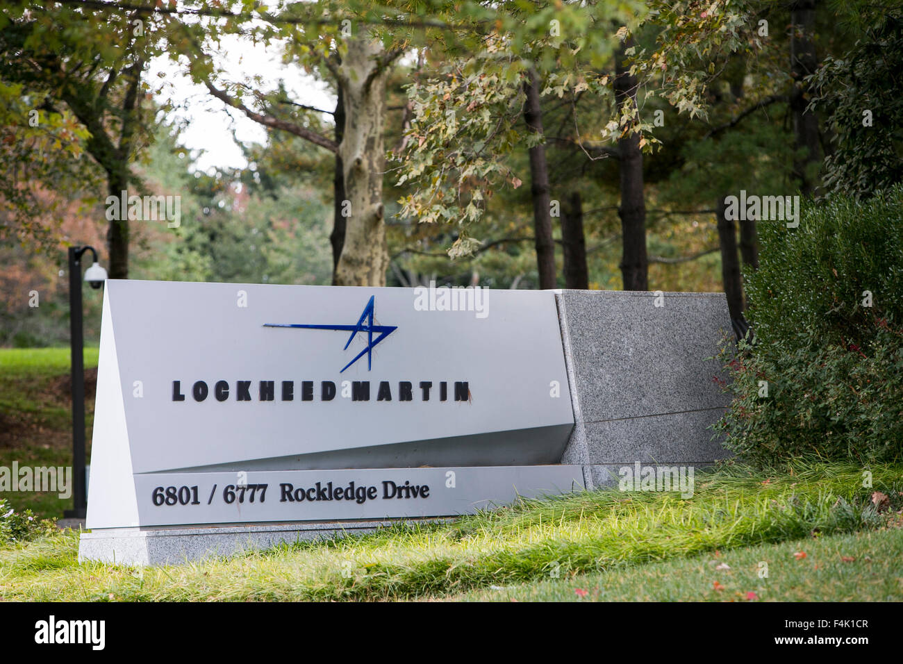 Ein Logo Zeichen außerhalb der Hauptsitz von Lockheed Martin in Bethesda, Maryland am 18. Oktober 2015. Stockfoto