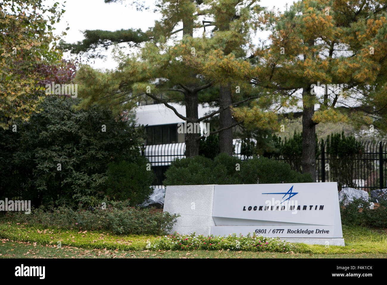 Ein Logo Zeichen außerhalb der Hauptsitz von Lockheed Martin in Bethesda, Maryland am 18. Oktober 2015. Stockfoto