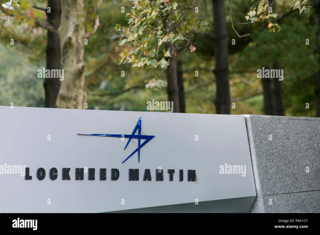 Ein Logo Zeichen außerhalb der Hauptsitz von Lockheed Martin in Bethesda, Maryland am 18. Oktober 2015. Stockfoto